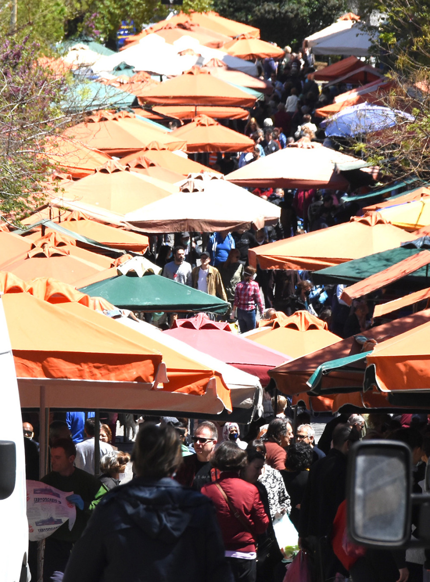 Κορωνοϊός: Αγχώθηκαν στην κυβέρνηση με τον συνωστισμό στις αγορές και τα «καλέσματα» του Πάσχα