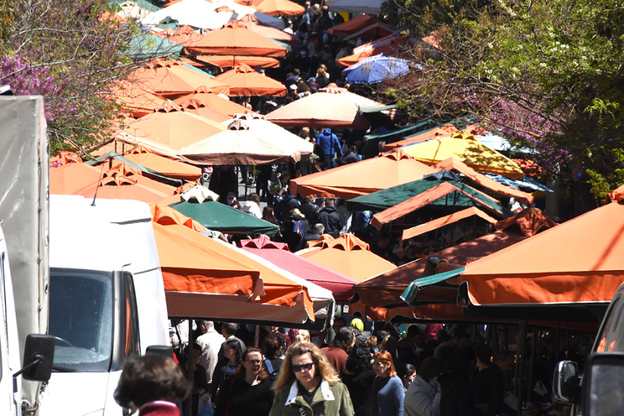 Κορωνοϊός: Αγχώθηκαν στην κυβέρνηση με τον συνωστισμό στις αγορές και τα «καλέσματα» του Πάσχα