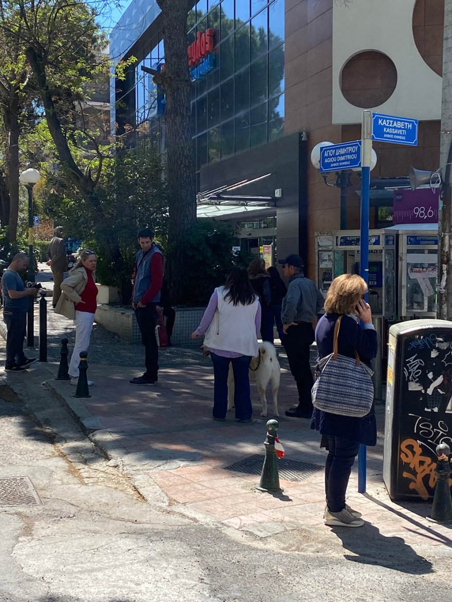 Κορωνοϊός: Αγχώθηκαν στην κυβέρνηση με τον συνωστισμό στις αγορές και τα «καλέσματα» του Πάσχα