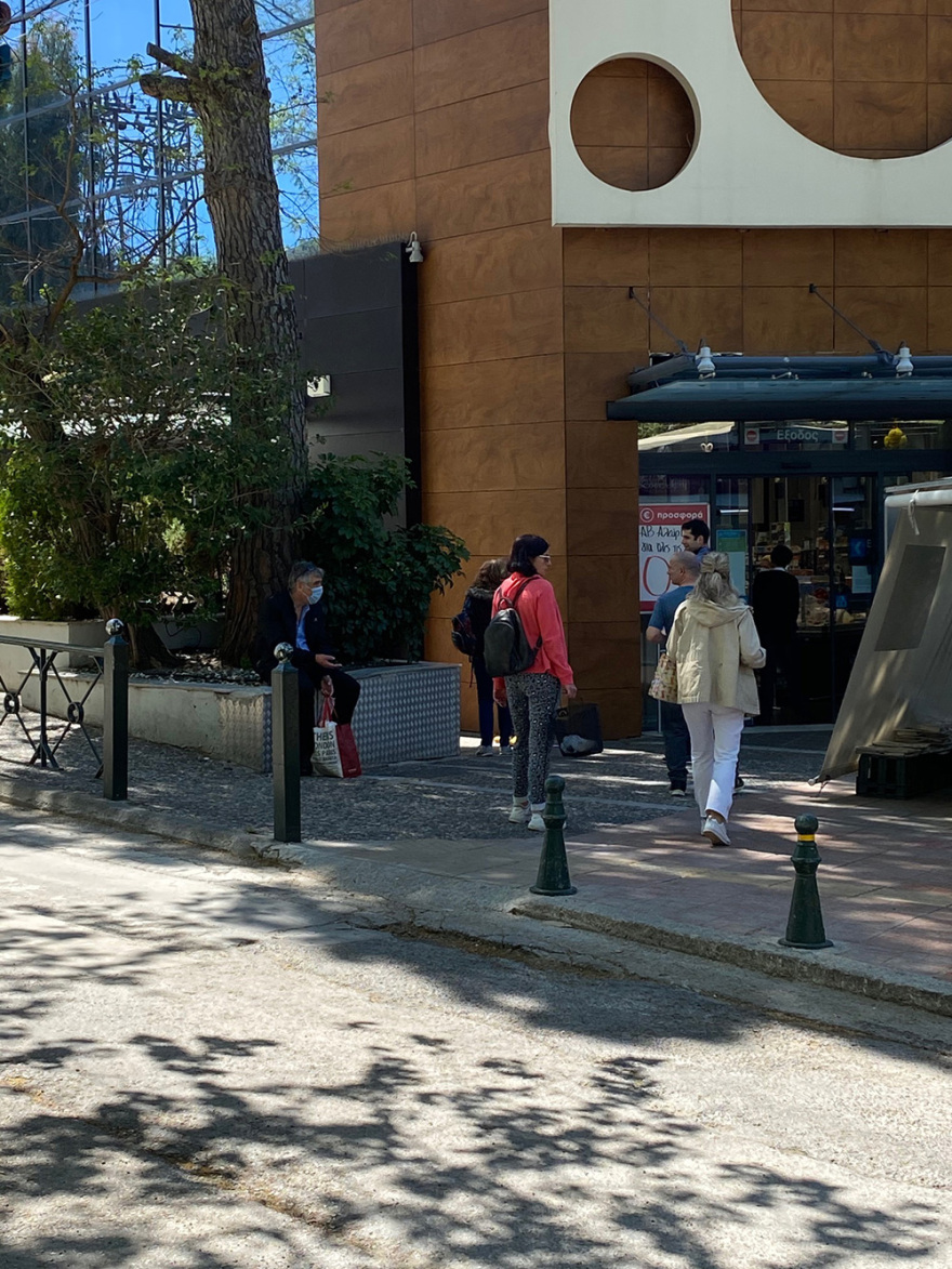 Κορωνοϊός: Αγχώθηκαν στην κυβέρνηση με τον συνωστισμό στις αγορές και τα «καλέσματα» του Πάσχα