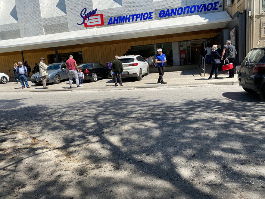 Κορωνοϊός: Αγχώθηκαν στην κυβέρνηση με τον συνωστισμό στις αγορές και τα «καλέσματα» του Πάσχα