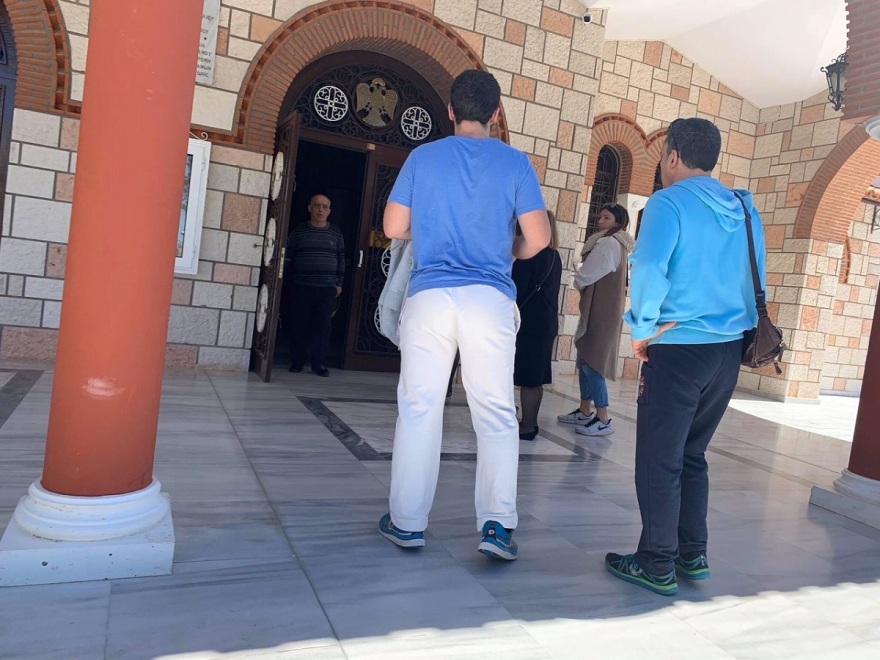 Γλυφάδα: Τι λέει ο εφημέριος του ΙΝ Εισοδίων Θεοτόκου για τις φωτογραφίες με πιστούς να μπαίνουν στην εκκλησία