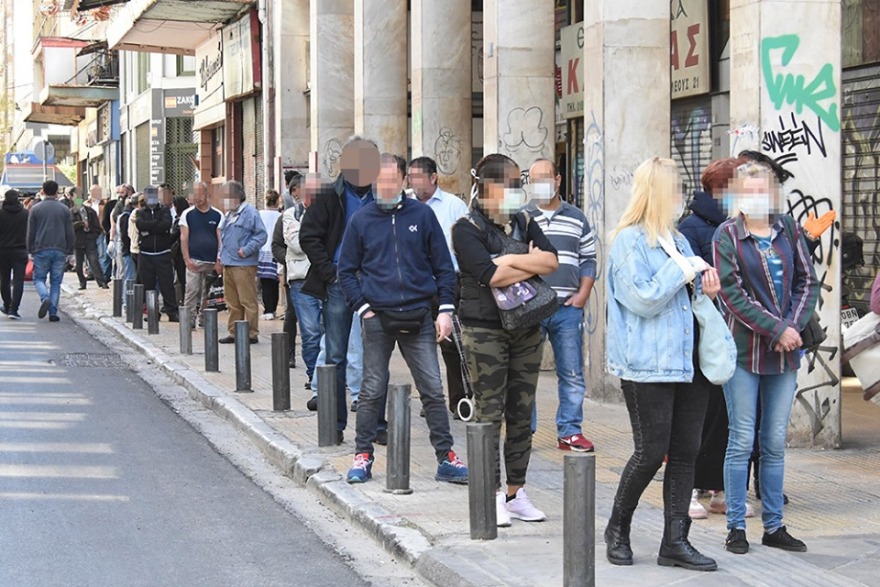 Μεγάλες ουρές και χωρίς αποστάσεις και στη Βαρβάκειο