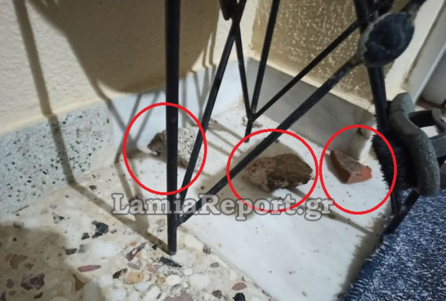 Επεισόδια στη Λαμία: Ρομά επιτέθηκαν με πέτρες σε σπίτι αστυνομικού και φώναζαν «θα σε φυτέψουμε»