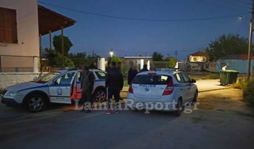 Επεισόδια στη Λαμία: Ρομά επιτέθηκαν με πέτρες σε σπίτι αστυνομικού και φώναζαν «θα σε φυτέψουμε»