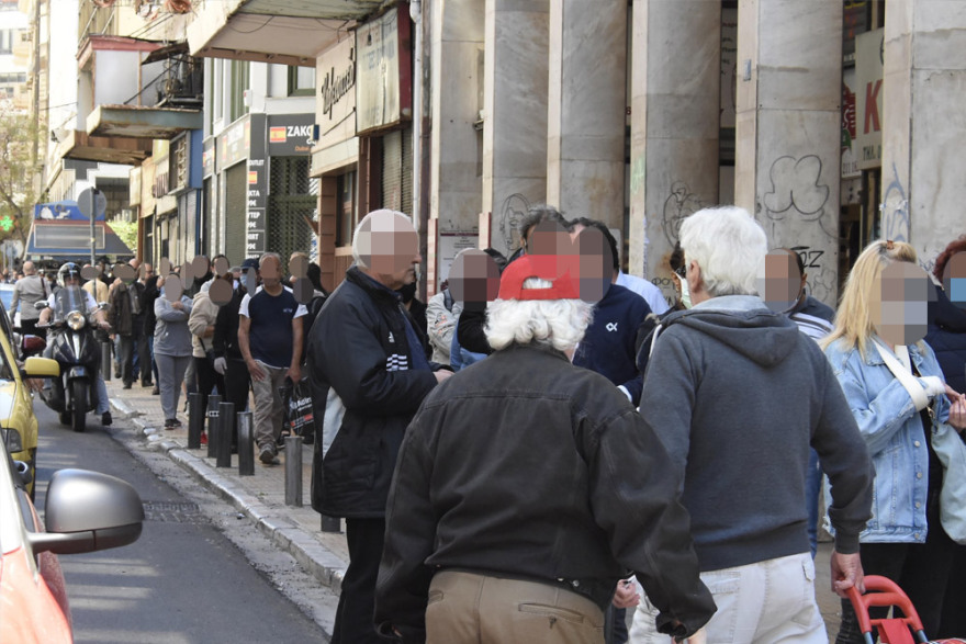 Μεγάλες ουρές και χωρίς αποστάσεις και στη Βαρβάκειο