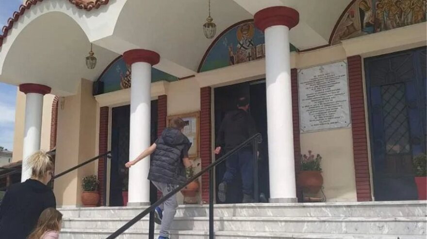 Πιστοί προσπάθησαν να μπουν σε εκκλησία στη Λαμία - Άνοιξαν για τους πιστούς σε Βόλο και Αμπελόκηπους