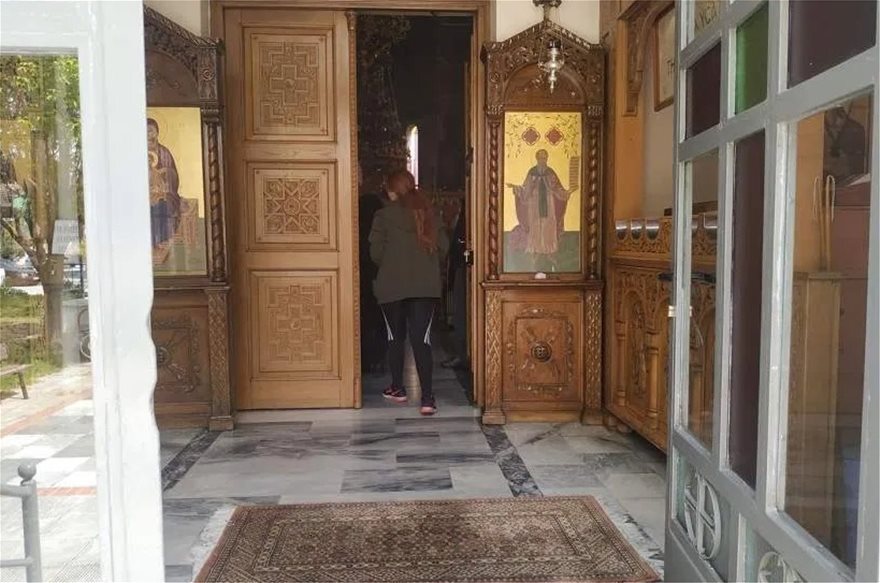 Πιστοί προσπάθησαν να μπουν σε εκκλησία στη Λαμία - Άνοιξαν για τους πιστούς σε Βόλο και Αμπελόκηπους