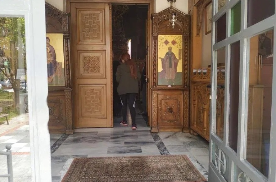 Απαγόρευση κυκλοφορίας: Δύο εκκλησίες στον Βόλο άνοιξαν για τους πιστούς