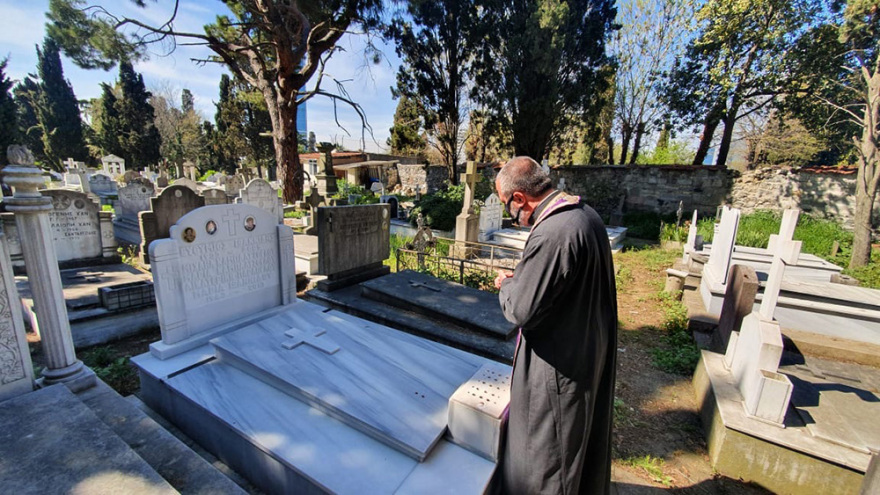 Μοναδικό έθιμο των Ελλήνων της Πόλης: Η περιφορά του Επιταφίου στο κοιμητήριο στο Σισλί 