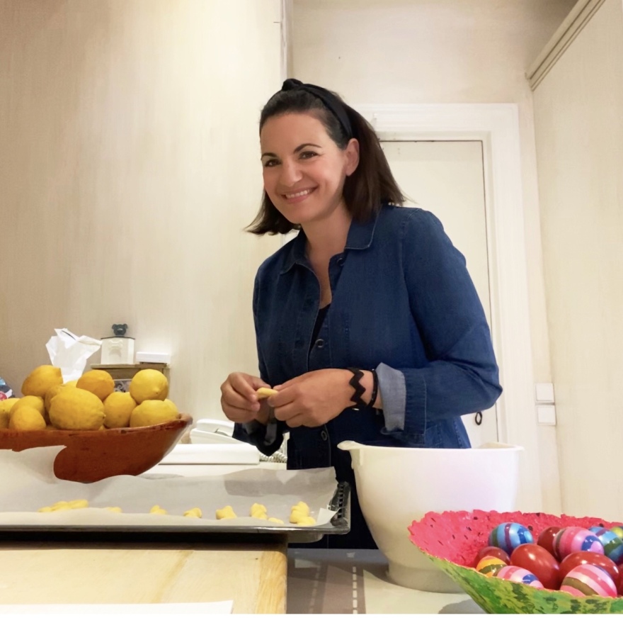 Η Όλγα Κεφαλογιάννη δίνει συνταγή για πασχαλινά κουλούρια