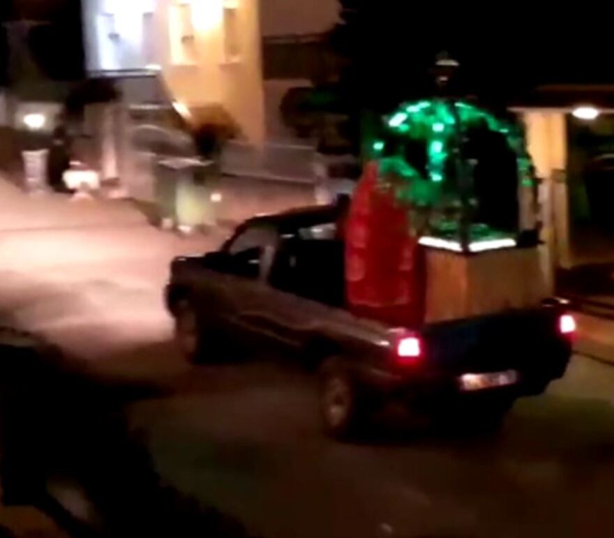 Πτολεμαΐδα: Έκαναν περιφορά επιταφίου σε αγροτικό 