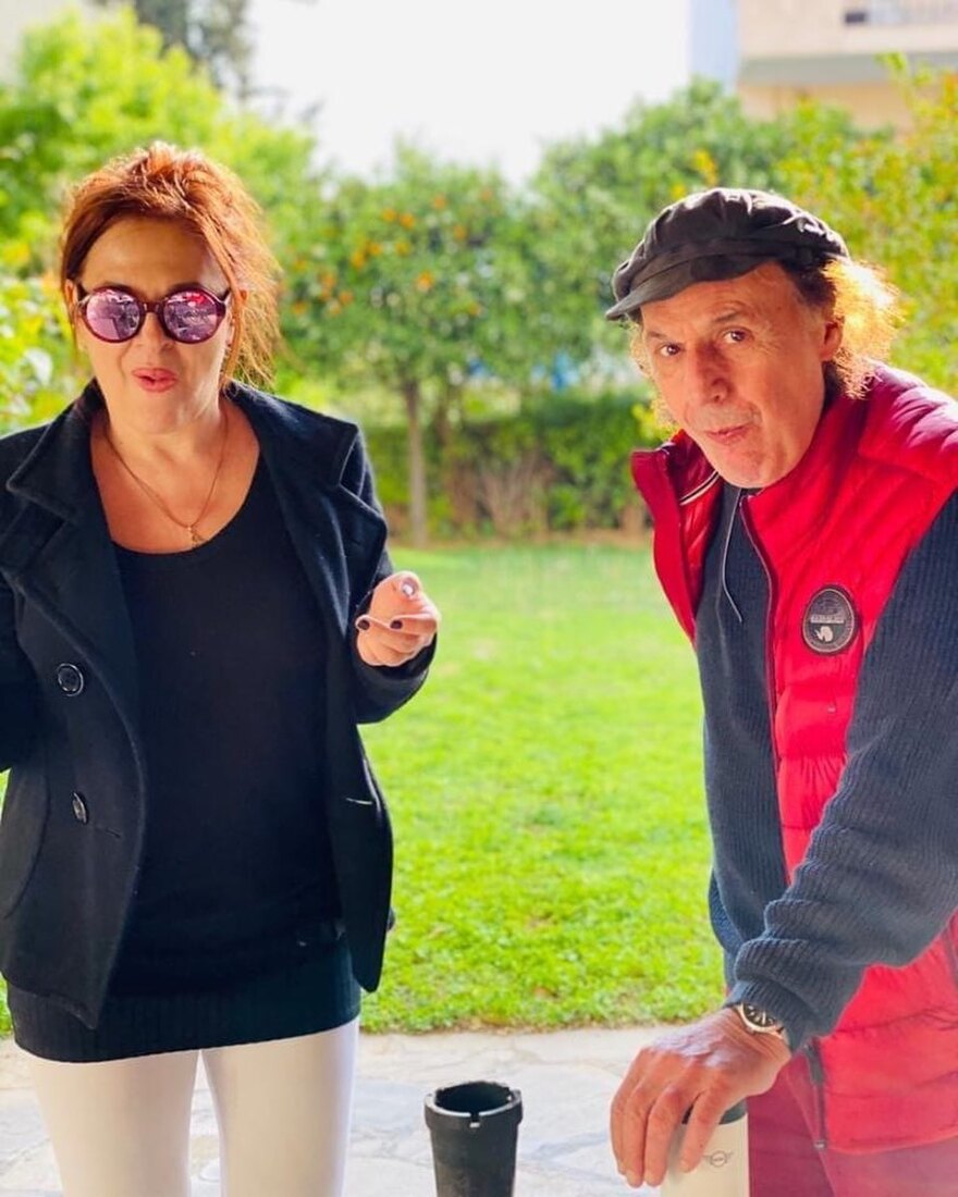 Ελένη Ράντου - Βασίλης Παπακωνσταντίνου: Ποζάρουν στον κήπο τους και εύχονται «Καλή Ανάσταση»