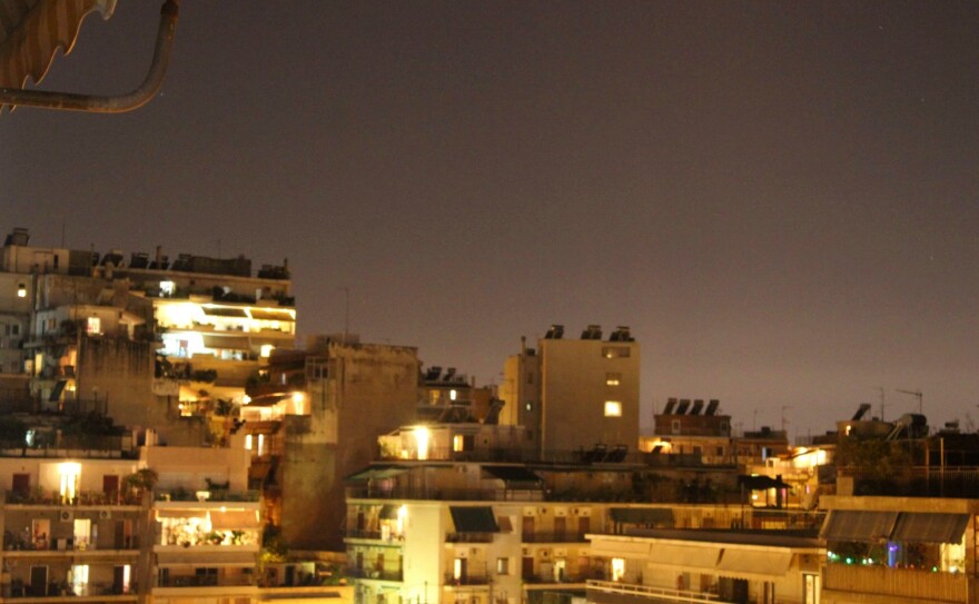 Το πιο περίεργο Πάσχα: Από τον καναπέ και τα μπαλκόνια το «Χριστός Ανέστη»