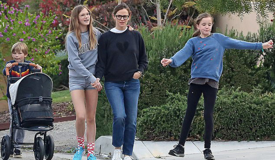 Ο κορωνοϊός «χτύπησε» και τους παπαράτσι - Χάνουν λεφτά λόγω lockdown