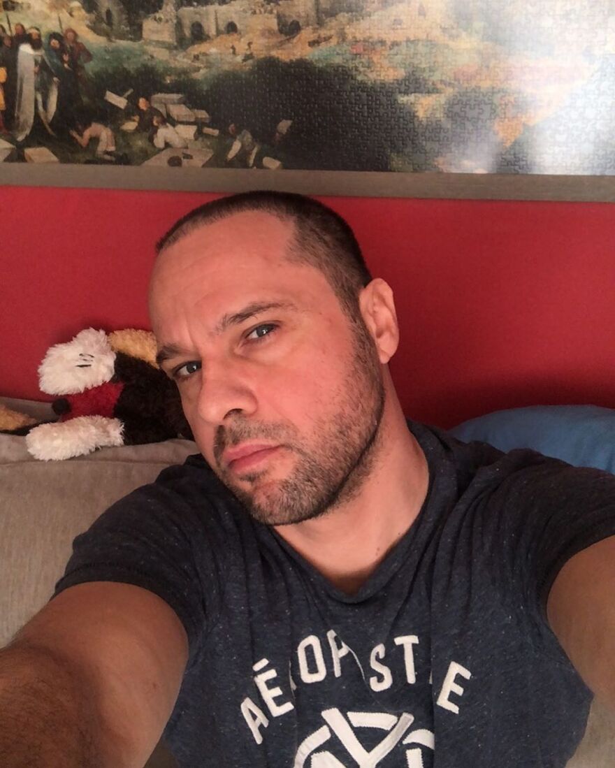 Μέμος Μπεγνής: Η μεγάλη αλλαγή που τόλμησε στην εμφάνισή του εν μέσω καραντίνας