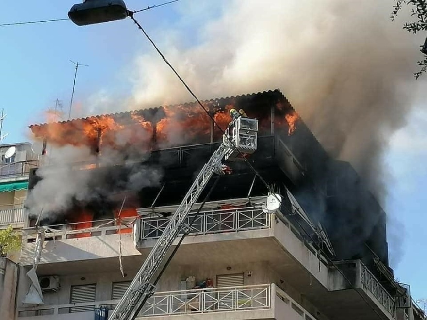 Συγκλονιστικές εικόνες από τη φωτιά σε διαμέρισμα στα Πατήσια