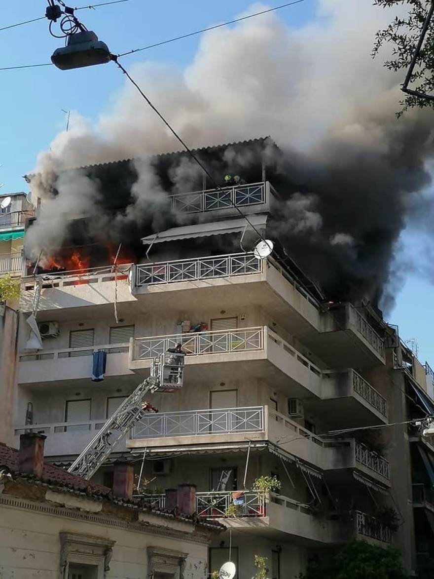 Συγκλονιστικές εικόνες από τη φωτιά σε διαμέρισμα στα Πατήσια