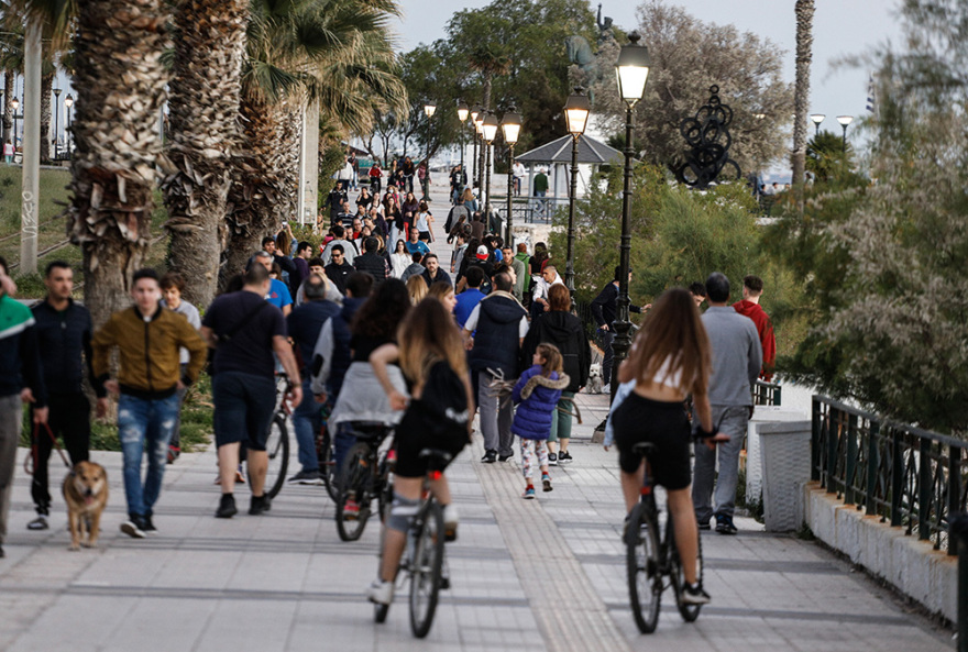 Κορωνοϊός: Μετά τον οβελία, οι Αθηναίοι «εξόρμησαν» στον Φλοίσβο - Νέες εικόνες συνωστισμού χωρίς μέτρα προστασίας!
