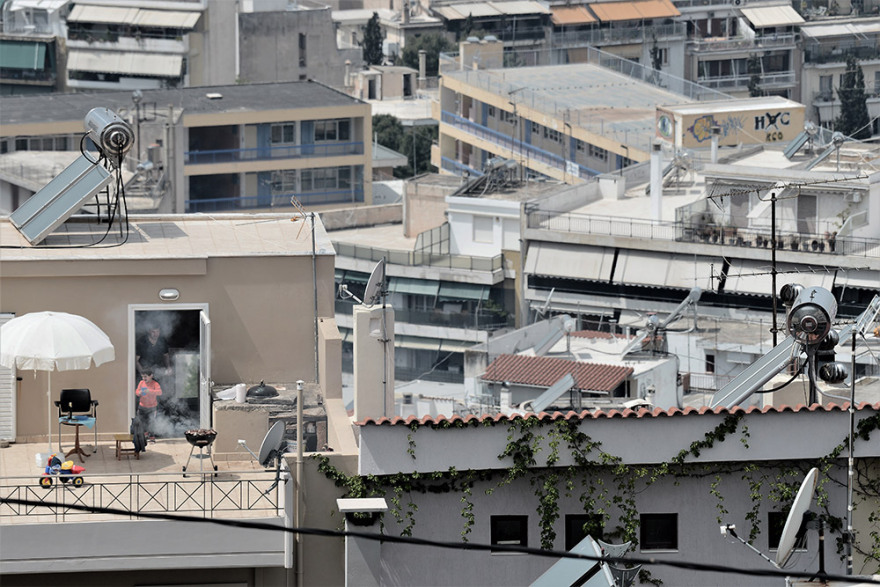 Πάσχα 2020 - Κορωνοϊός: Με ψησταριές σε μπαλκόνια και ταράτσες το Πάσχα της «καραντίνας»