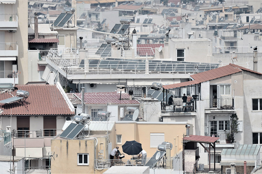 Πάσχα 2020 - Κορωνοϊός: Με ψησταριές σε μπαλκόνια και ταράτσες το Πάσχα της «καραντίνας»