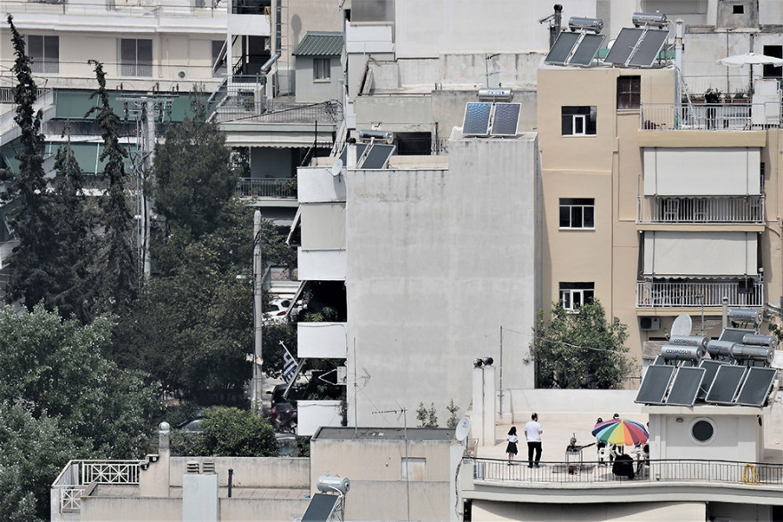 Πάσχα 2020 - Κορωνοϊός: Με ψησταριές σε μπαλκόνια και ταράτσες το Πάσχα της «καραντίνας»