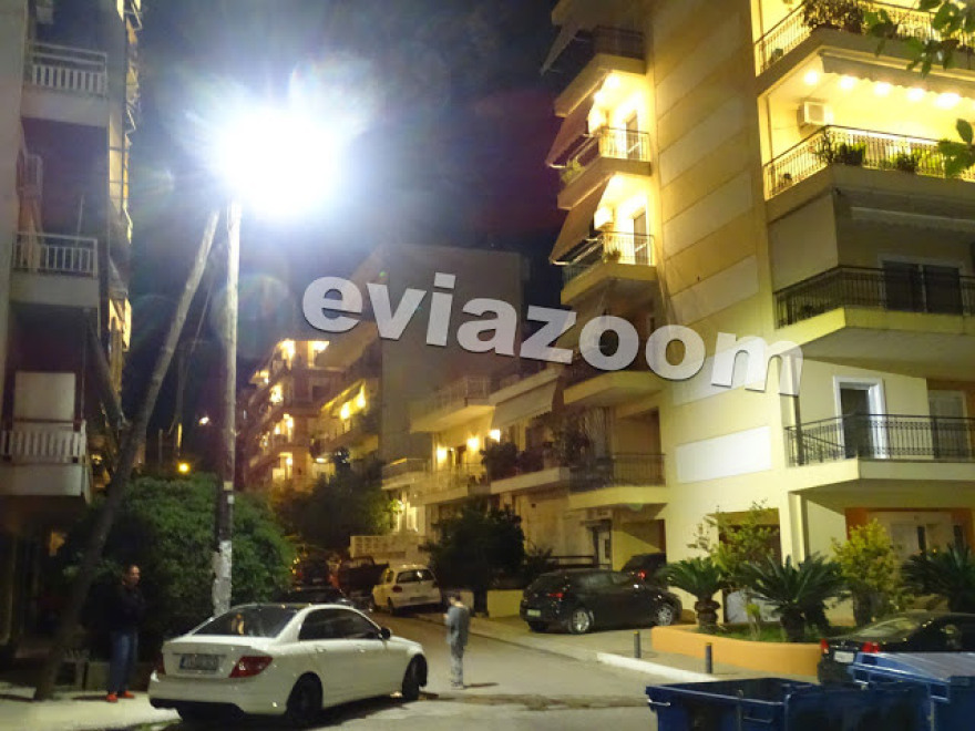 Απαγόρευση κυκλοφορίας - Χαλκίδα: Πιστοί αψήφησαν τα μέτρα και μαζεύτηκαν έξω από εκκλησία 