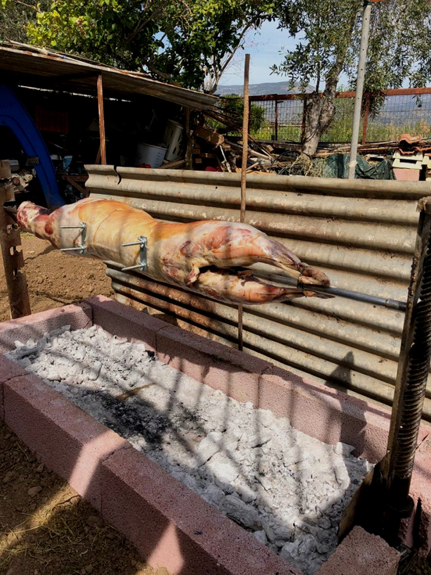 Πάσχα 2020 - Κορωνοϊός: Με ψησταριές σε μπαλκόνια και ταράτσες το Πάσχα της «καραντίνας»