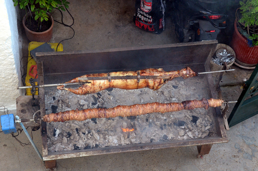 Πάσχα 2020 - Κορωνοϊός: Με ψησταριές σε μπαλκόνια και ταράτσες το Πάσχα της «καραντίνας»