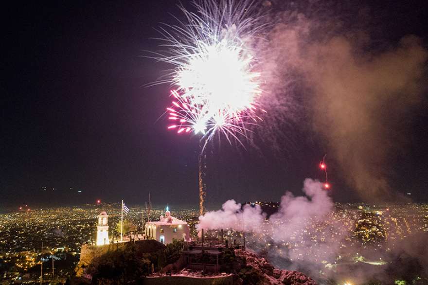 Το πιο περίεργο Πάσχα: Από τον καναπέ και τα μπαλκόνια το «Χριστός Ανέστη»