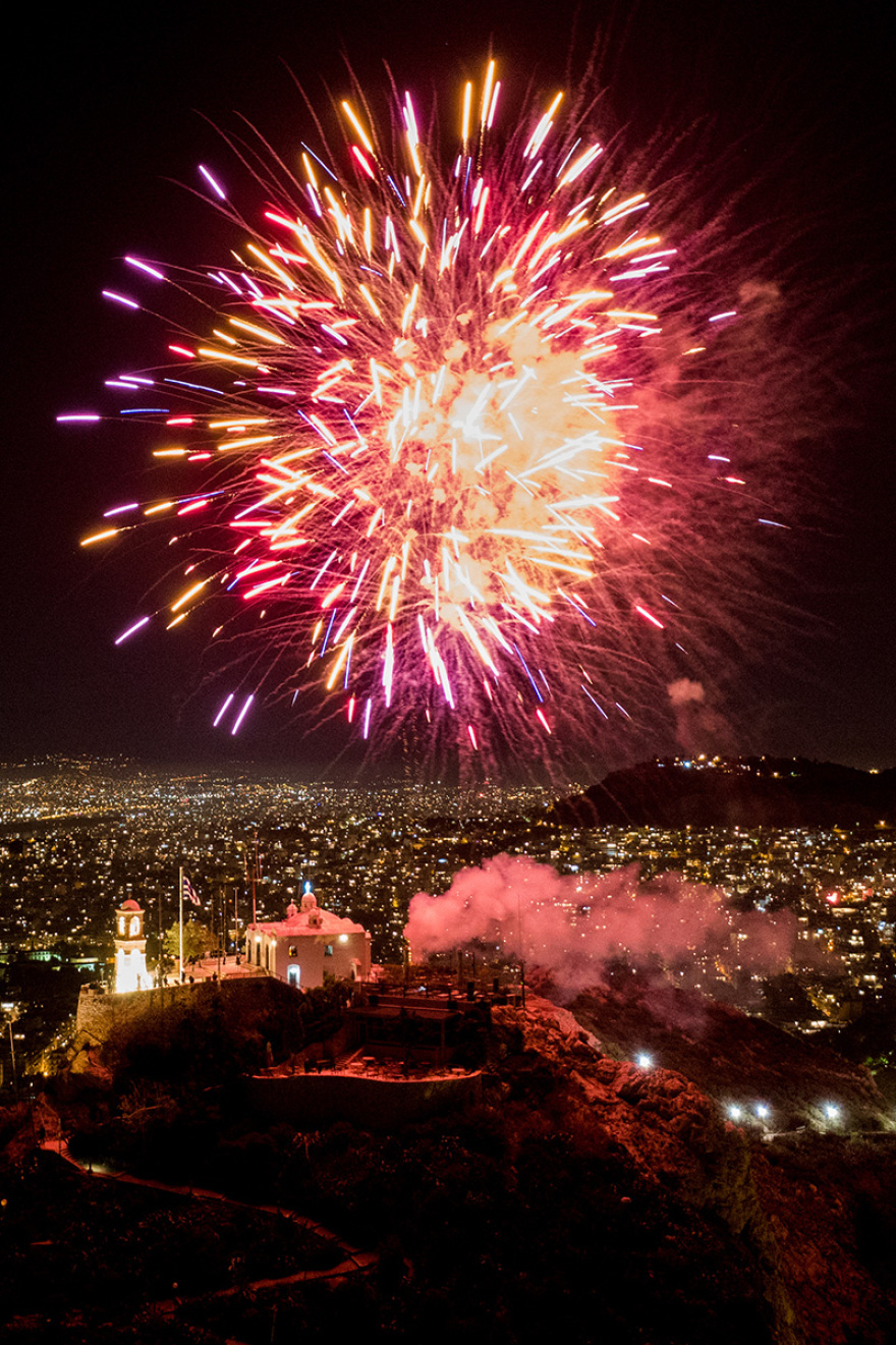 Το πιο περίεργο Πάσχα: Από τον καναπέ και τα μπαλκόνια το «Χριστός Ανέστη»