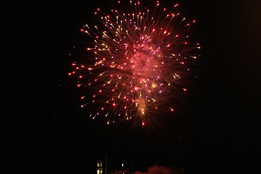 Το πιο περίεργο Πάσχα: Από τον καναπέ και τα μπαλκόνια το «Χριστός Ανέστη»