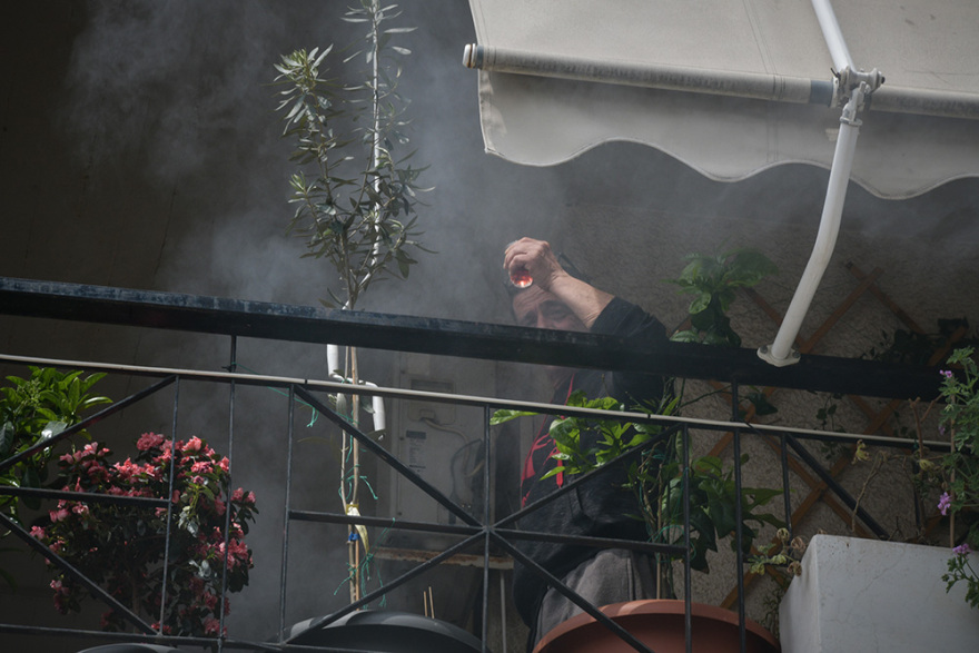 Πάσχα 2020 - Κορωνοϊός: Με ψησταριές σε μπαλκόνια και ταράτσες το Πάσχα της «καραντίνας»