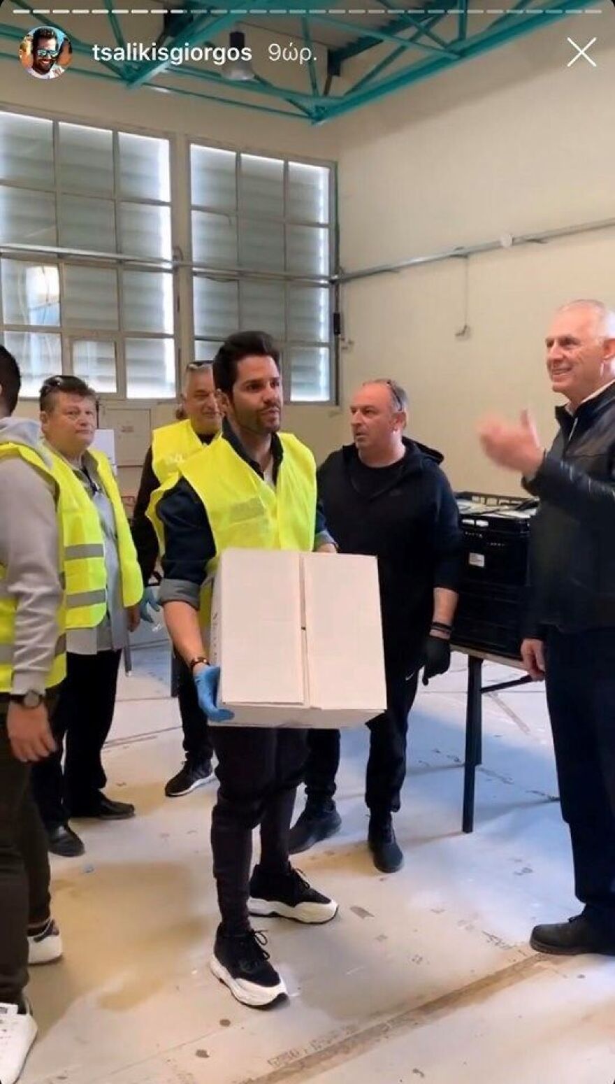 Φωτογραφία: Ο Γιώργος Τσαλίκης μοιράζει φαγητό σε ανθρώπους που το έχουν ανάγκη