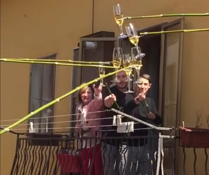 Κορωνοϊός: Οι περίφημοι Ιταλοί από τα μπαλκόνια στέλνουν μήνυμα: «Έλληνες κρατείστε την καραντίνα»