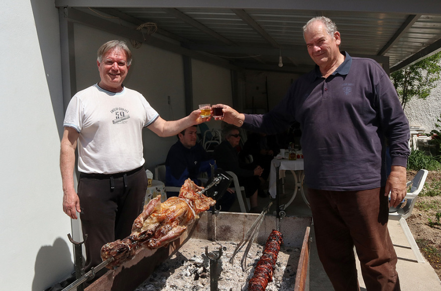 Πάσχα 2020 - Κορωνοϊός: Με ψησταριές σε μπαλκόνια και ταράτσες το Πάσχα της «καραντίνας»