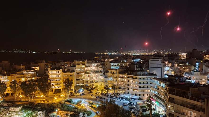 Πάσχα 2020 - Πειραιάς:«Κοκκίνισε» ο ουρανός την ώρα της Ανάστασης