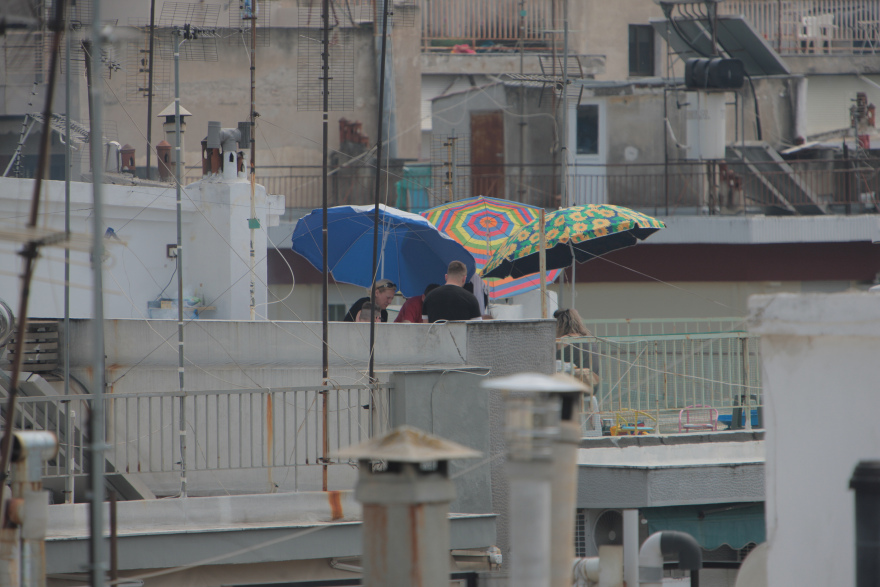 Πάσχα 2020 - Κορωνοϊός: Με ψησταριές σε μπαλκόνια και ταράτσες το Πάσχα της «καραντίνας»