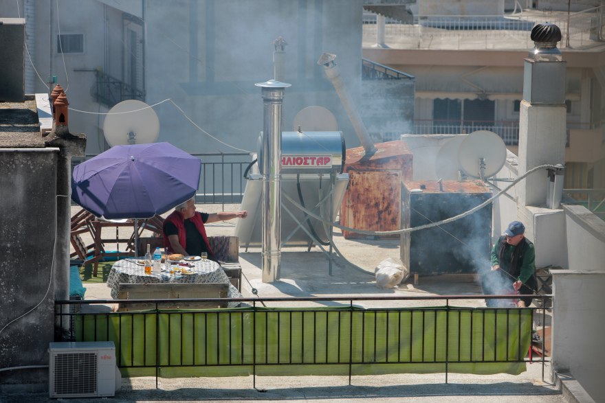 Πάσχα 2020 - Κορωνοϊός: Με ψησταριές σε μπαλκόνια και ταράτσες το Πάσχα της «καραντίνας»