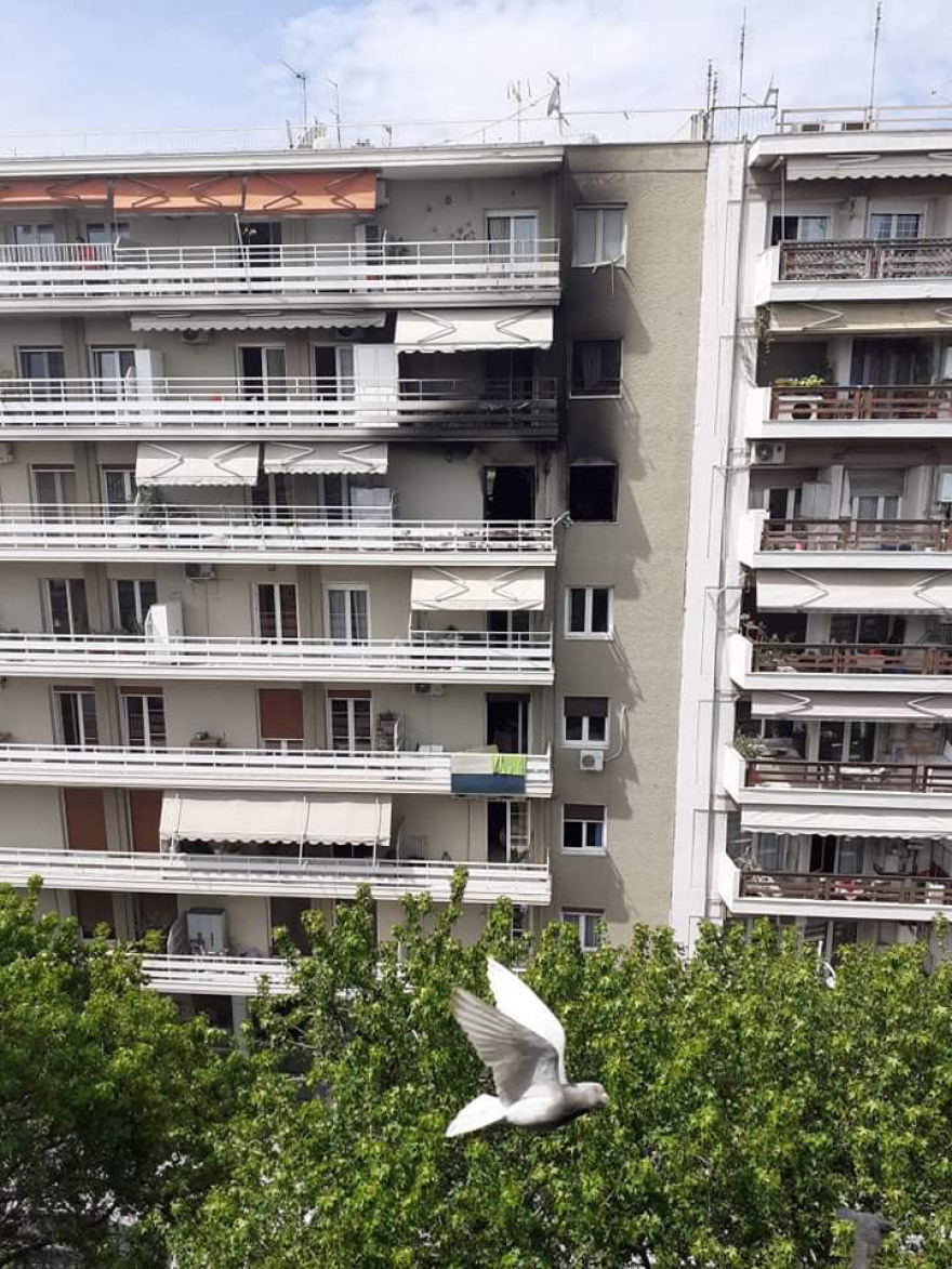 Βίντεο - ντοκουμέντο: Η συγκλονιστική επιχείρηση κατάσβεσης της φωτιάς στο διαμέρισμα της Θεσσαλονίκης