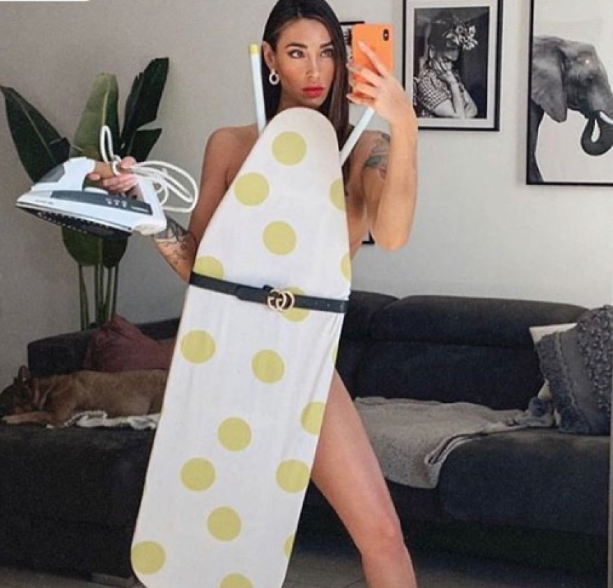 Ιωάννα Λίλη: Φόρεσε τη… σιδερώστρα της, σαν καραντινάτη τουαλέτα