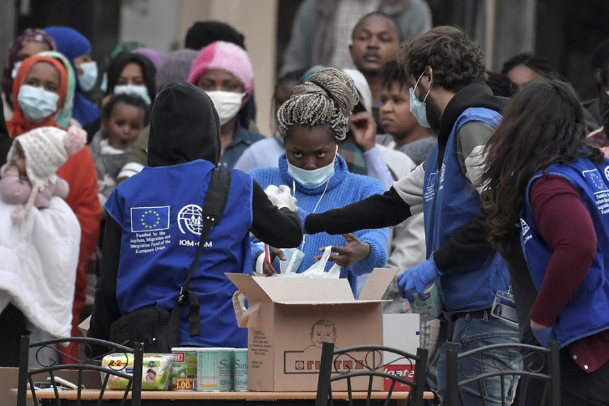 Κρανίδι: Απίστευτο βίντεο με τους μετανάστες σε καραντίνα να ορμούν για μια σακούλα τρόφιμα 