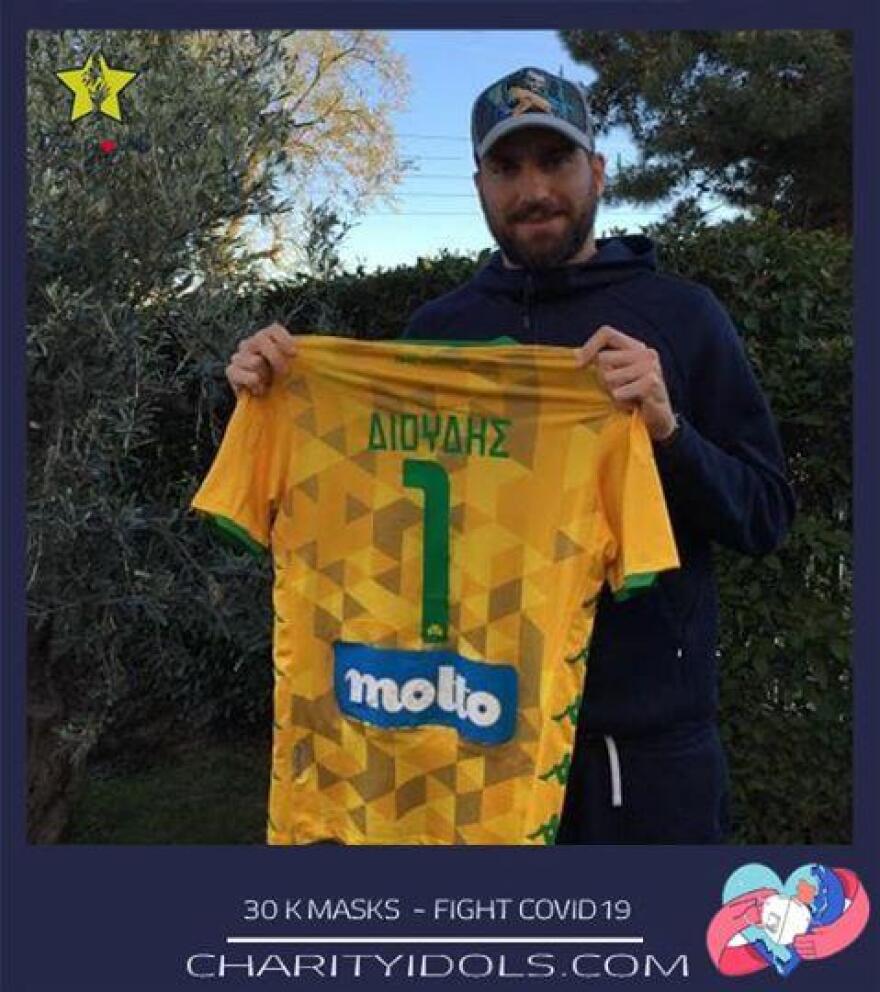 Κορωνοϊός: Η δημοπρασία της φανέλας του Διούδη φέρνει... 30.000 μάσκες!