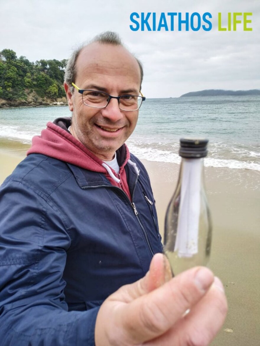 Σαν τον παλιό, καλό καιρό - Μπουκάλι με σημείωμα από τη Μυτιλήνη ξεβράστηκε στη Σκιάθο