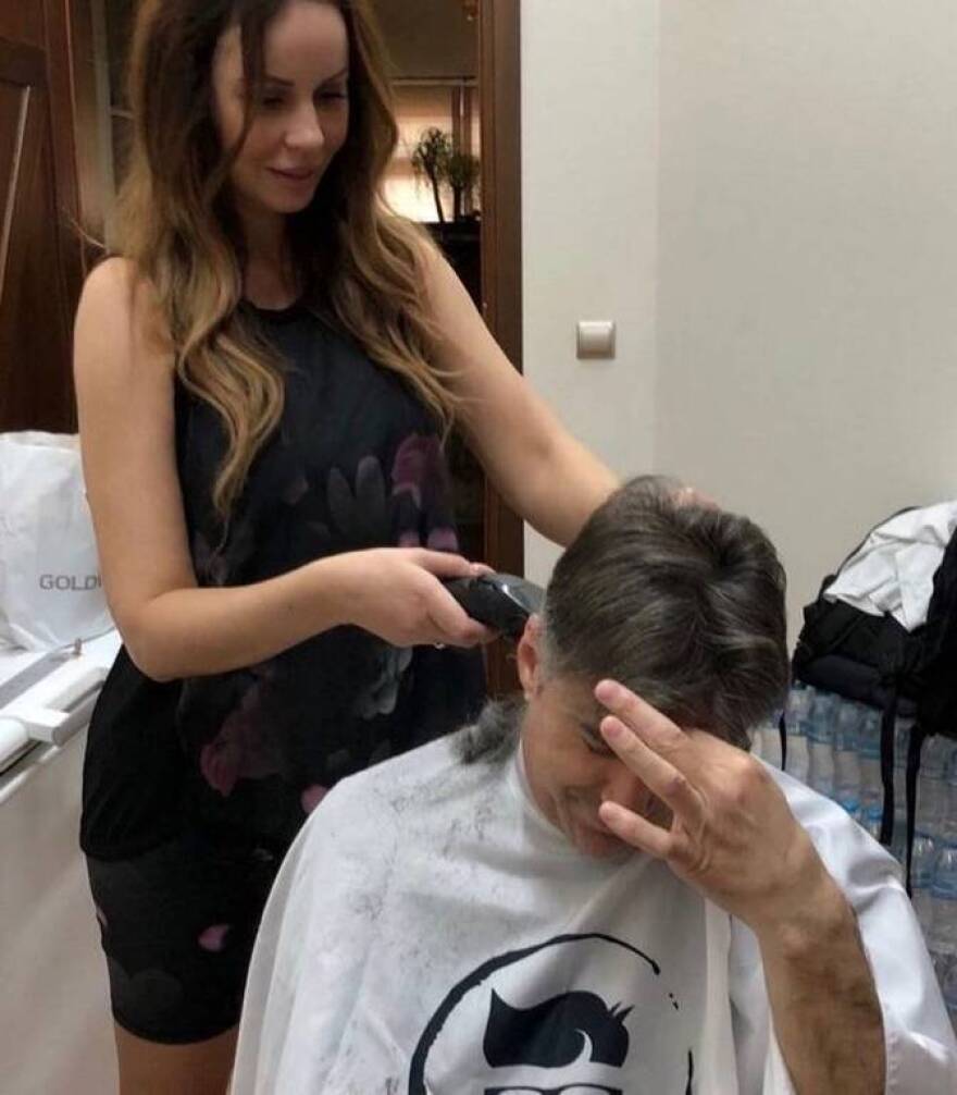 Η Ιωάννα Λίλη κούρεψε στην καραντίνα τον Θοδωρή Ζαγοράκη