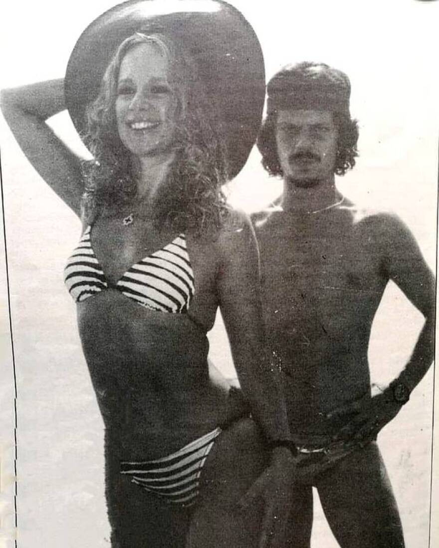 Σπάνιο ντοκουμέντο: Η Αλίκη Βουγιουκλάκη με μαγιό στο πλευρό του Βλάσση Μπονάτσου 