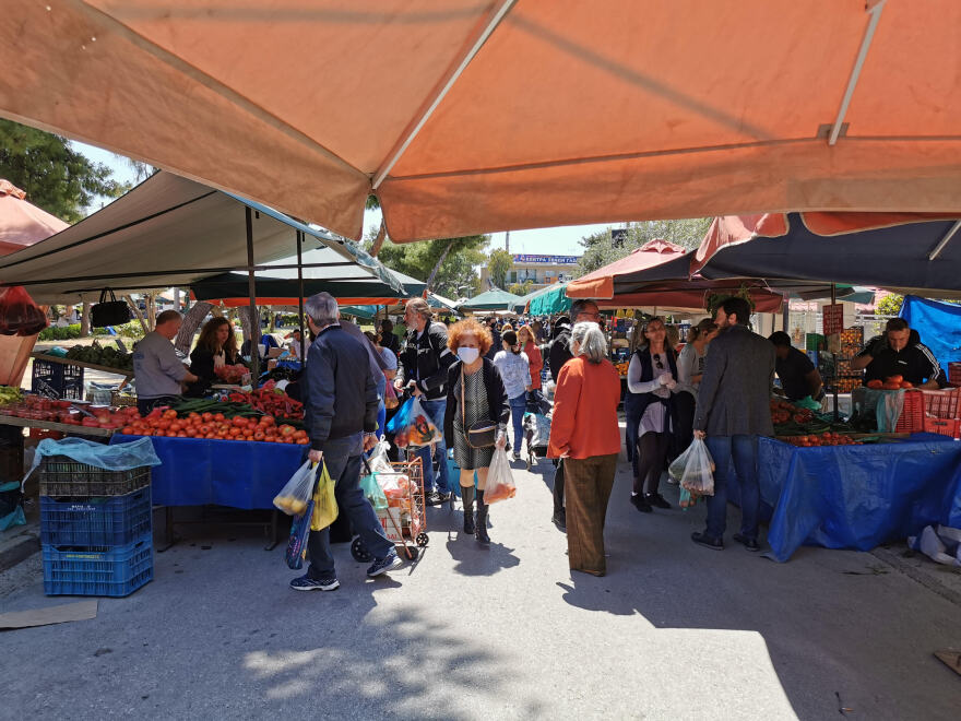 Κορωνοϊός: Είδαν ήλιο και ξεχύθηκαν στις λαϊκές οι Αθηναίοι 