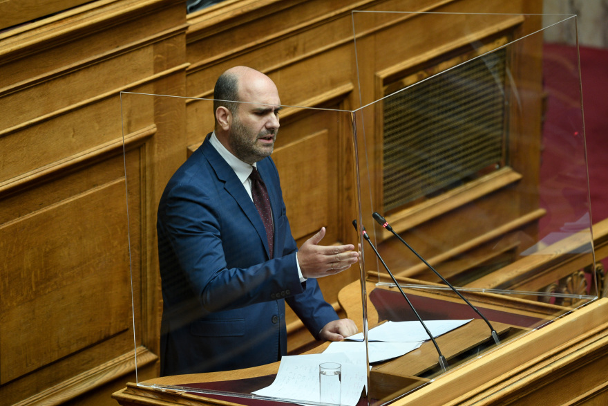 Κορωνοϊός - Βουλή: Κόντρα κυβέρνησης – αντιπολίτευσης για voucher και μέτρα 