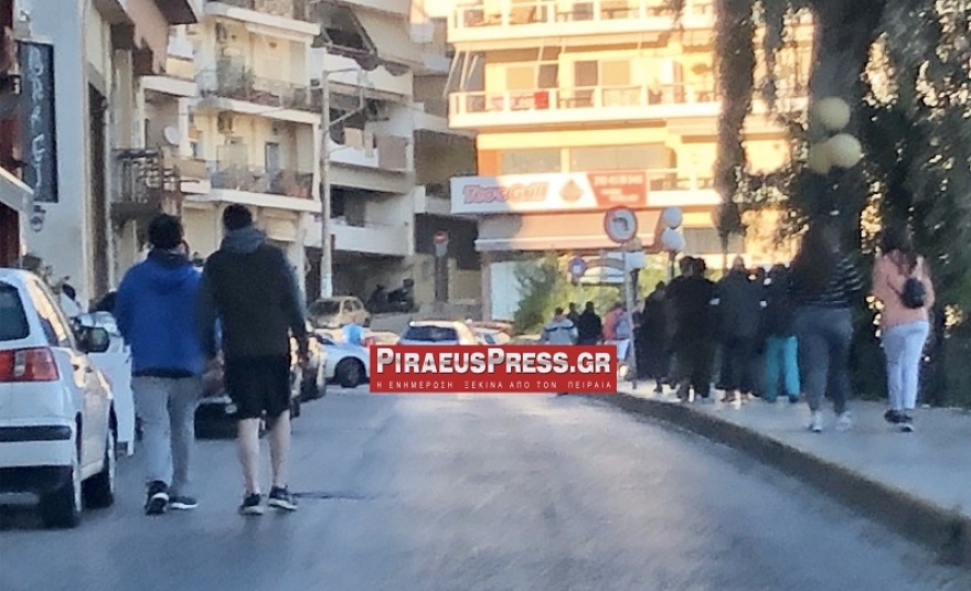 Κορωνοϊός: Συνωστισμός σε Εύοσμο και σε Πειραιά 
