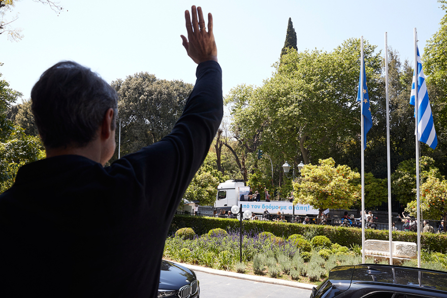 Η Άλκηστις Πρωτοψάλτη βγήκε και τραγούδησε «Στον δρόμο με Αγάπη»: Τη χειροκρότησε ο Πρωθυπουργός μπροστά στο Μαξίμου